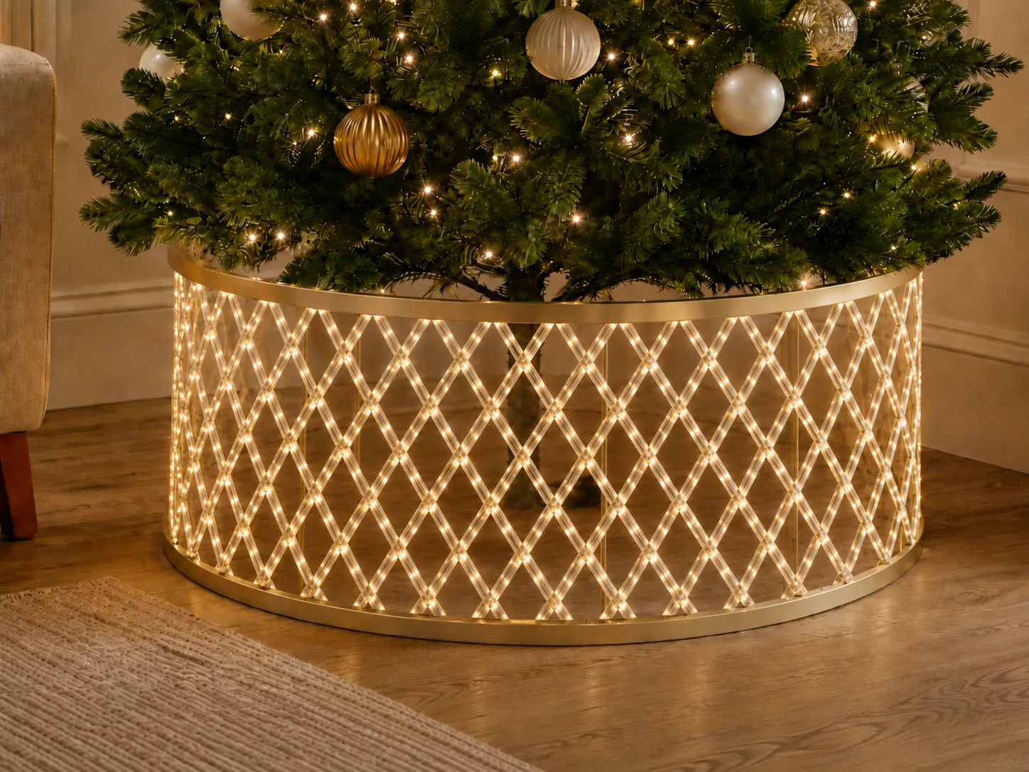 Illuminated woven tree collars with integrated decorative lighting